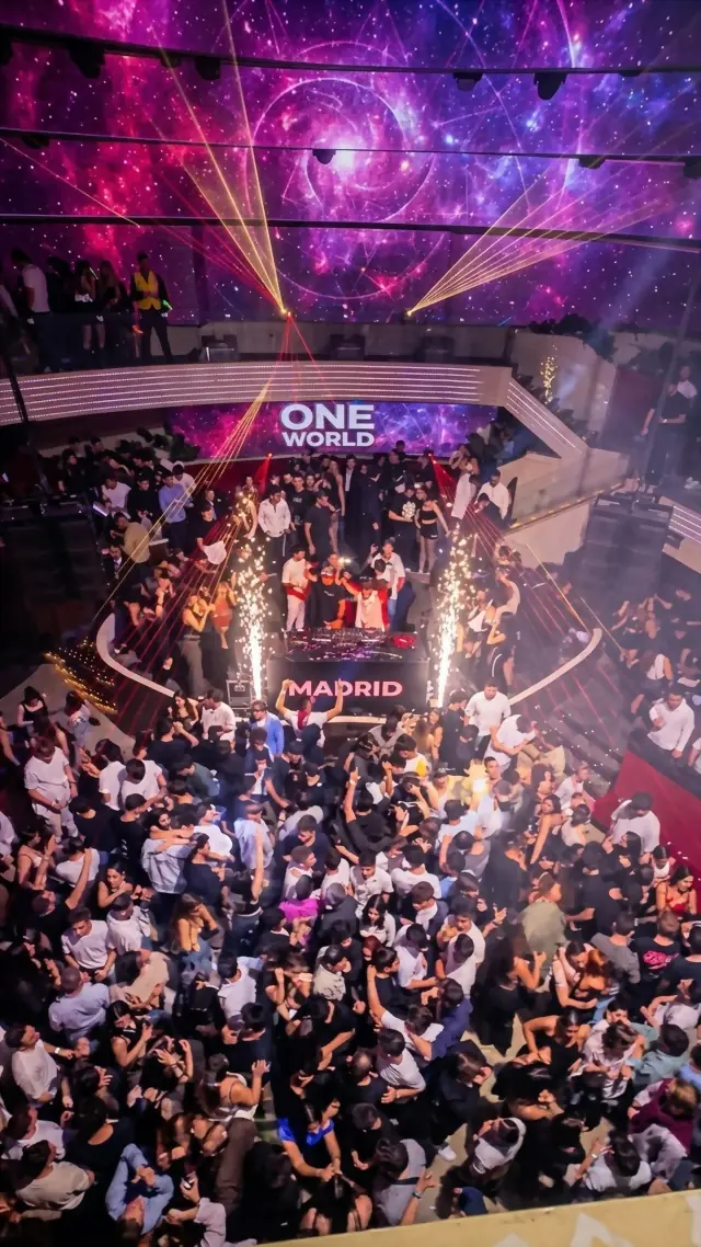 JK at a packed Madrid club, vertical clip