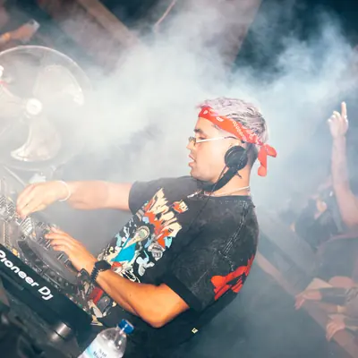 JK mezclando entre el humo del escenario