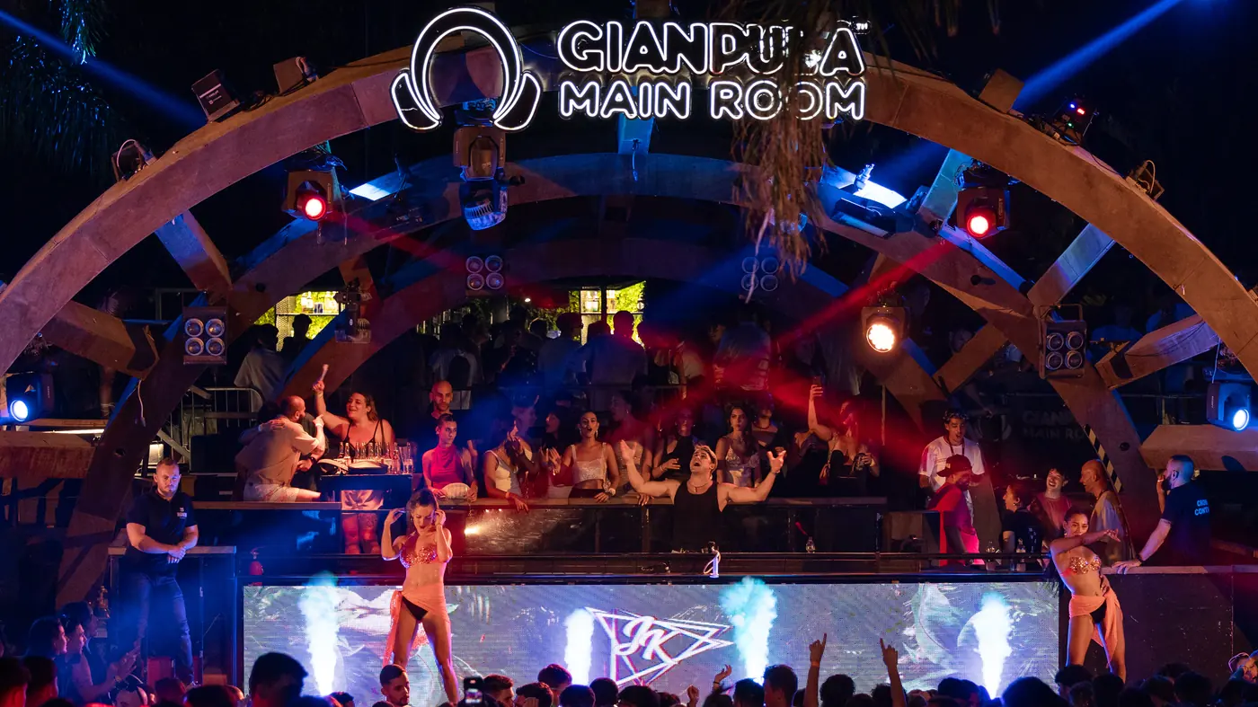 El logo de JK en la pantalla LED de la Main Room de Gianpula, en Malta, con la sala llena